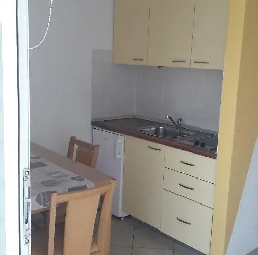 شقة Latica
